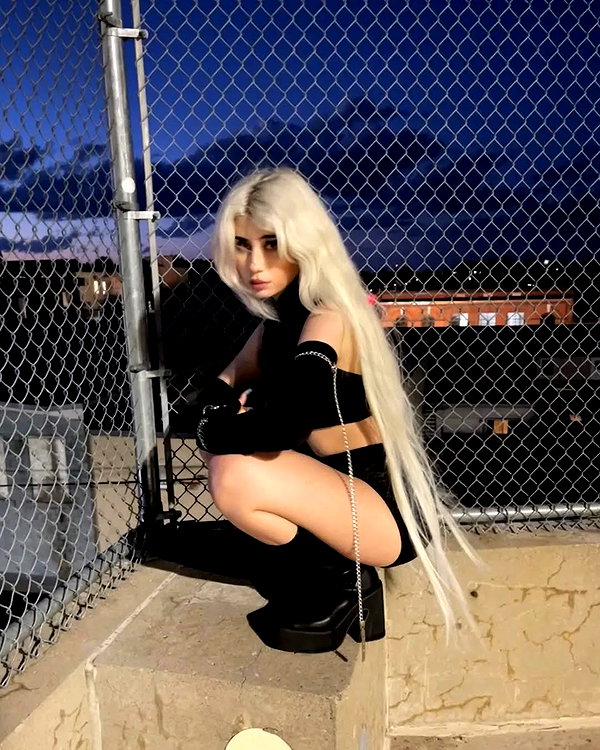 chica.niebla instagram image archive image