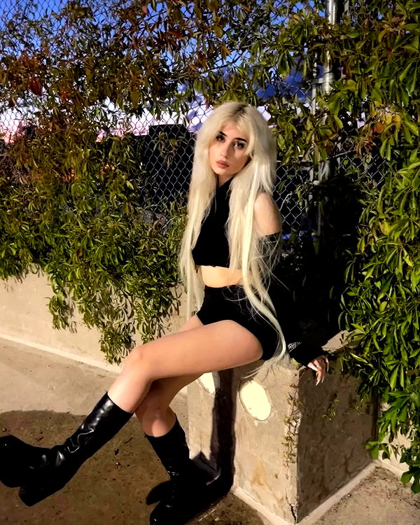 chica.niebla instagram image archive image