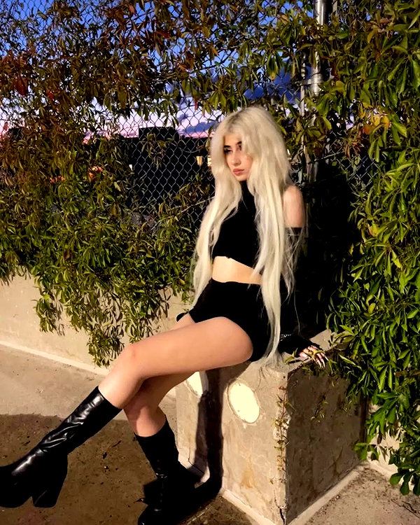 chica.niebla instagram image archive image