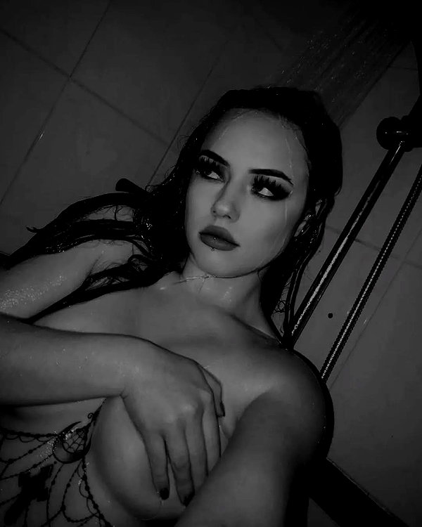 chica.niebla instagram image archive image