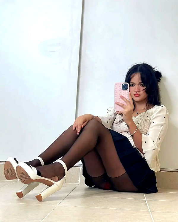 chica.niebla instagram image archive image