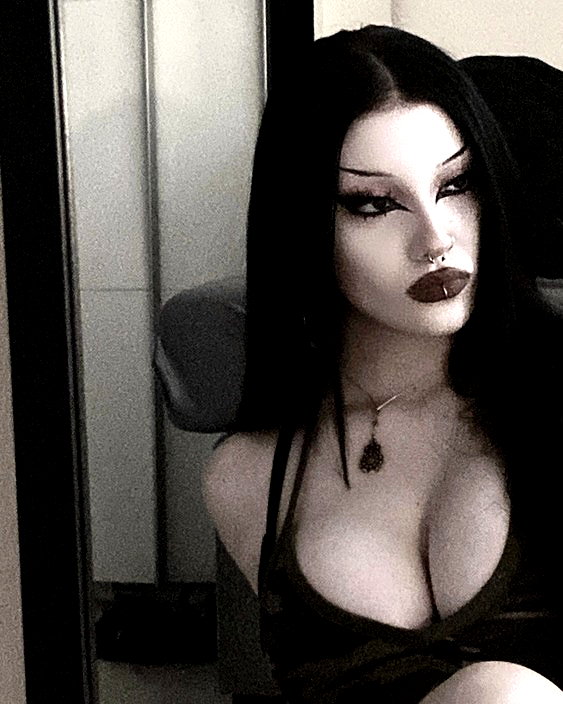 chica.niebla instagram image archive image