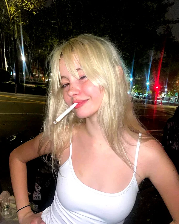 chica.niebla instagram image archive image