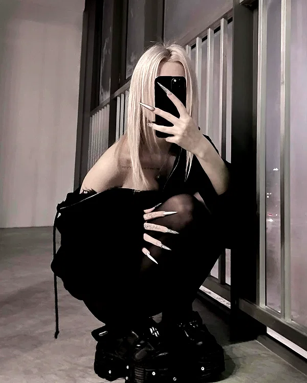 chica.niebla instagram image archive image