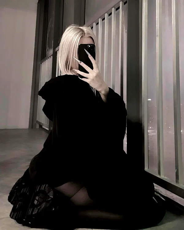 chica.niebla instagram image archive image
