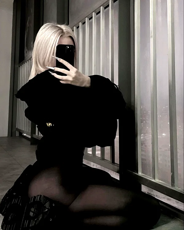 chica.niebla instagram image archive image