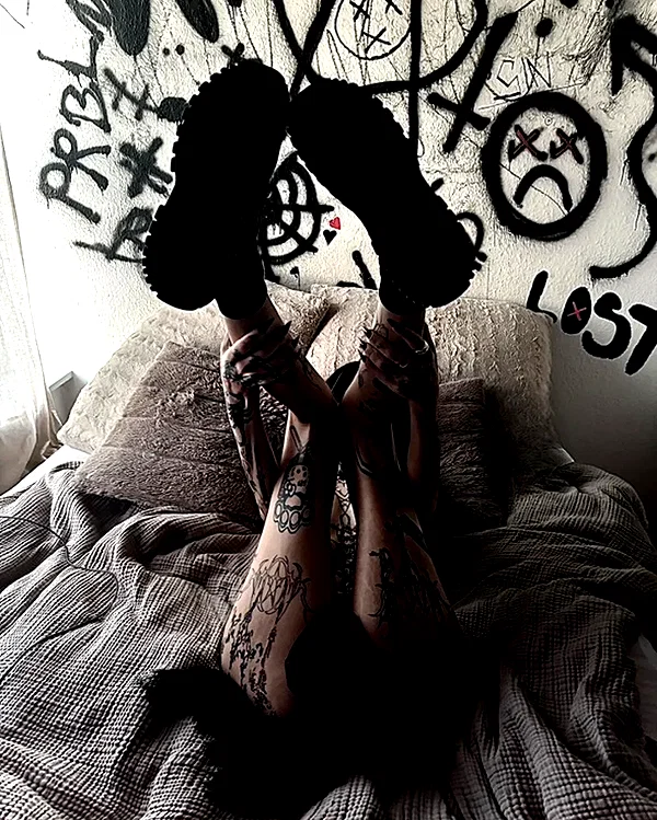chica.niebla instagram image archive image