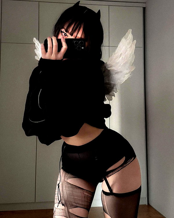 cyberkitty_____ instagram image archive image