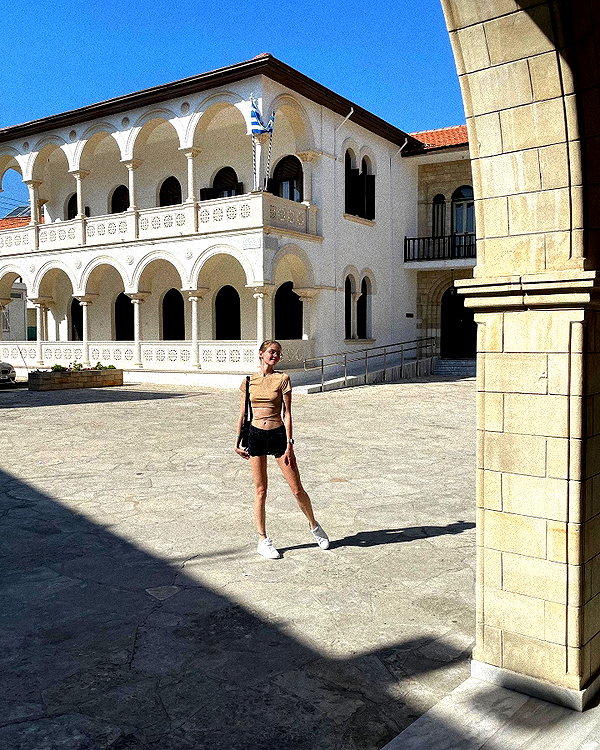 daria.lesin instagram image archive image