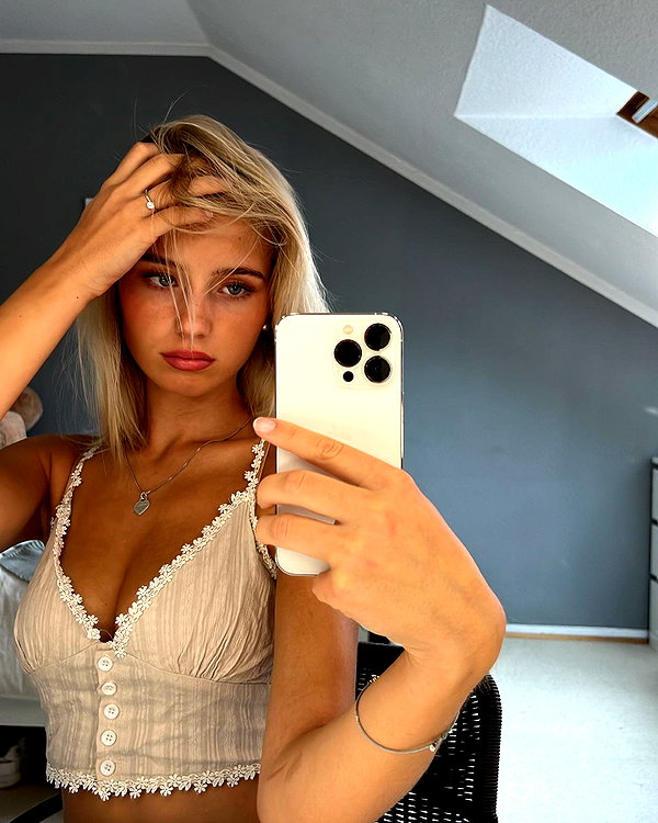 elena.zbt instagram image archive image