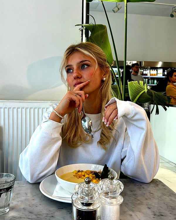 elena.zbt instagram image archive image