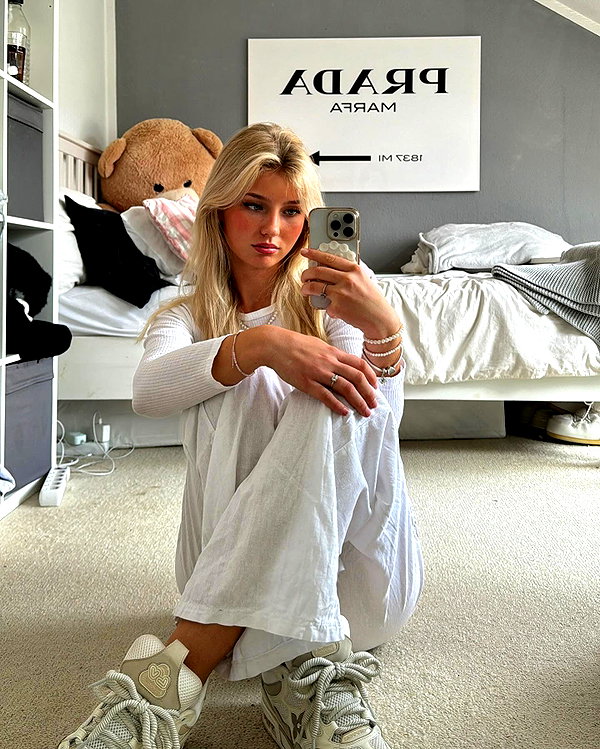 elena.zbt instagram image archive image