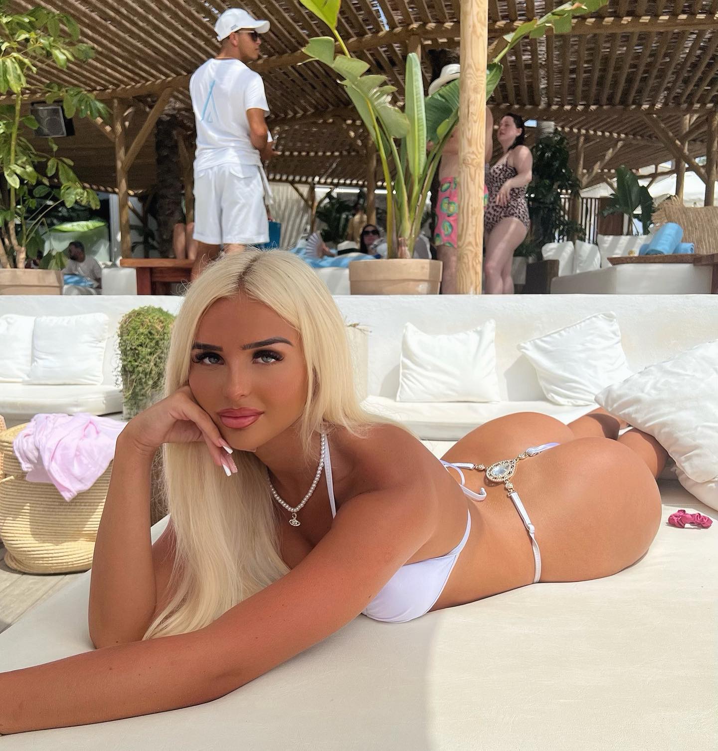 ellie.coldwell instagram image archive image