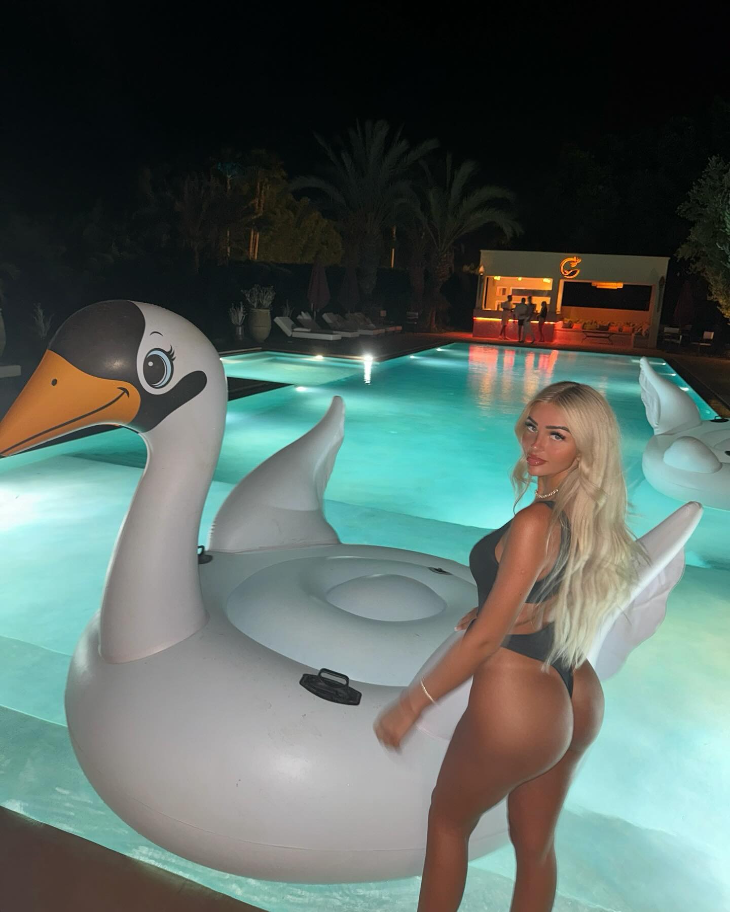 ellie.coldwell instagram image archive image