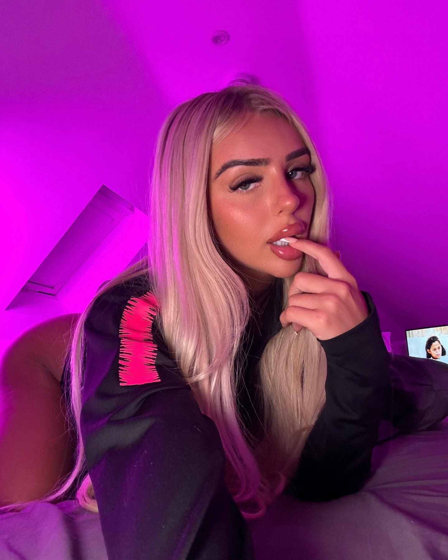 ellie.coldwell instagram image archive image