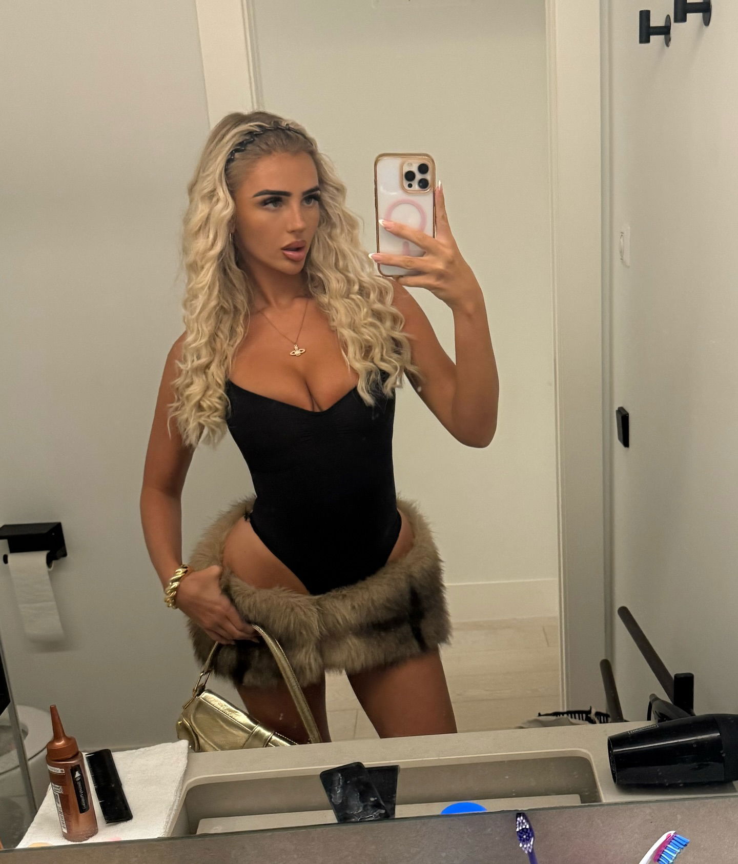 ellie.coldwell instagram image archive image