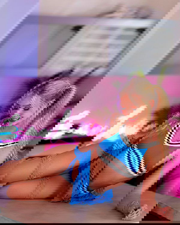 emxllouise2 image ~ Altpins