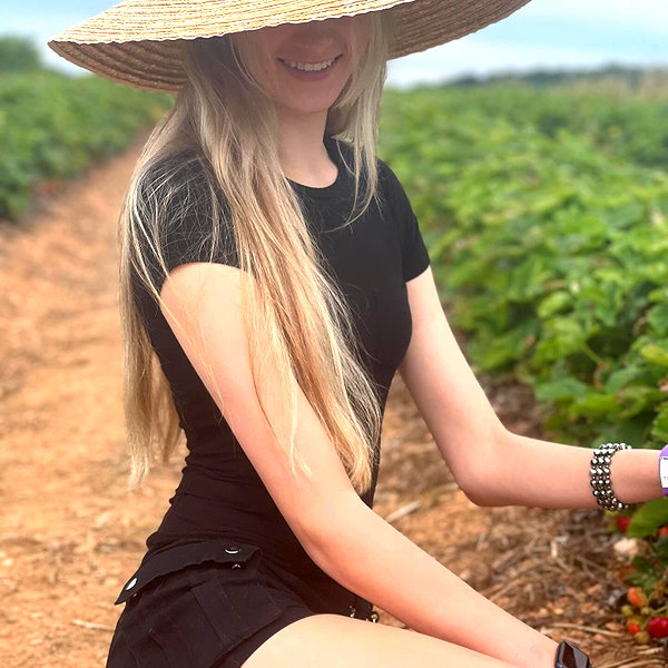 hey_itsjulia766 instagram image archive image