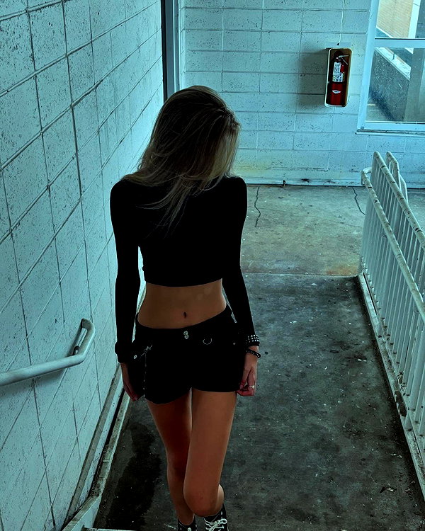 hey_itsjulia766 instagram image archive image