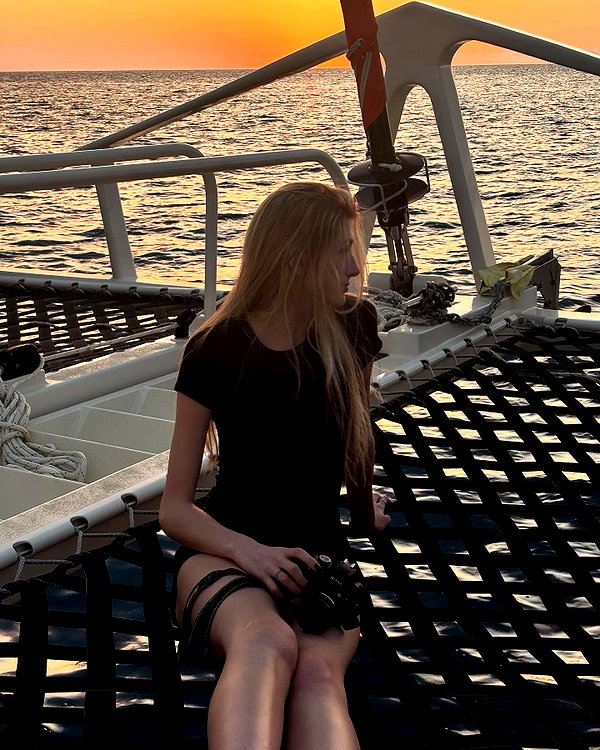 hey_itsjulia766 instagram image archive image