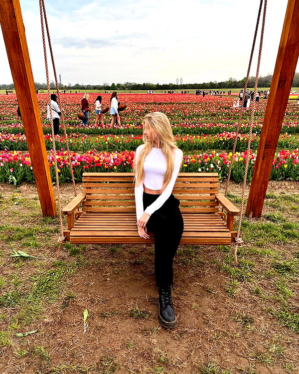 hey_itsjulia766 instagram image archive image