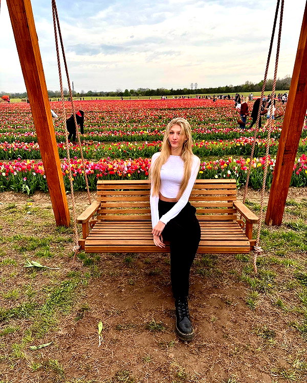 hey_itsjulia766 instagram image archive image