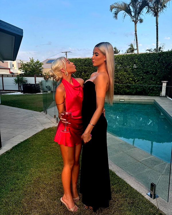 jess.burtonnn instagram image archive image