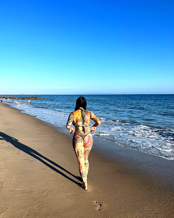 juneeberri instagram image archive image