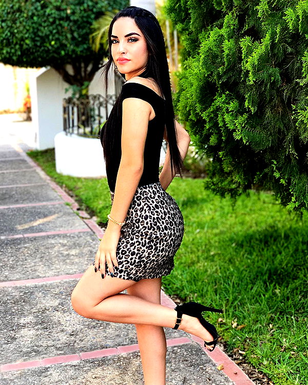 kimberly.loaiza instagram image archive image