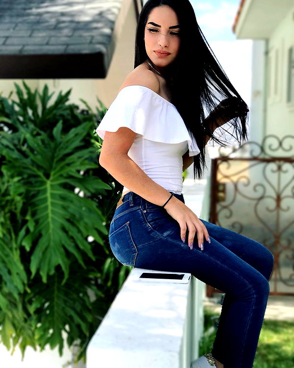 kimberly.loaiza instagram image archive image