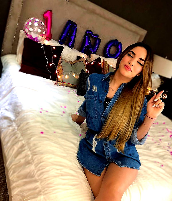 kimberly.loaiza instagram image archive image