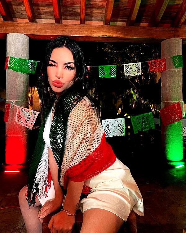 kimberly.loaiza instagram image archive image