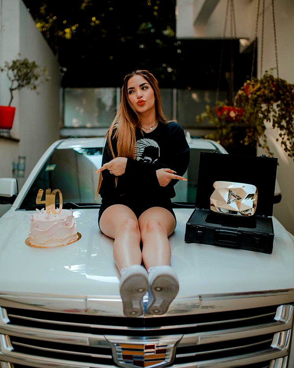 kimberly.loaiza instagram image archive image