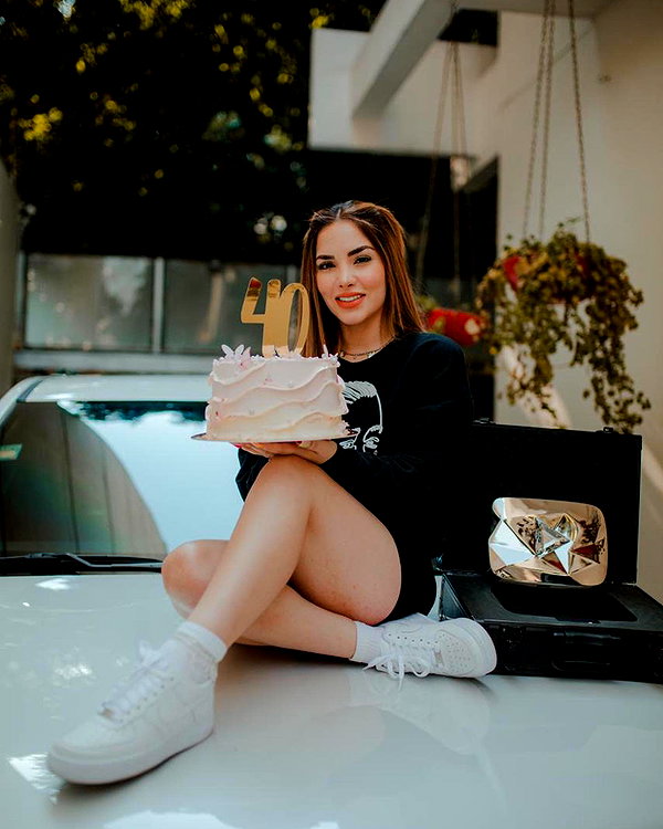 kimberly.loaiza instagram image archive image