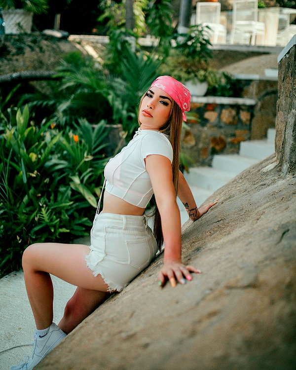 kimberly.loaiza instagram image archive image