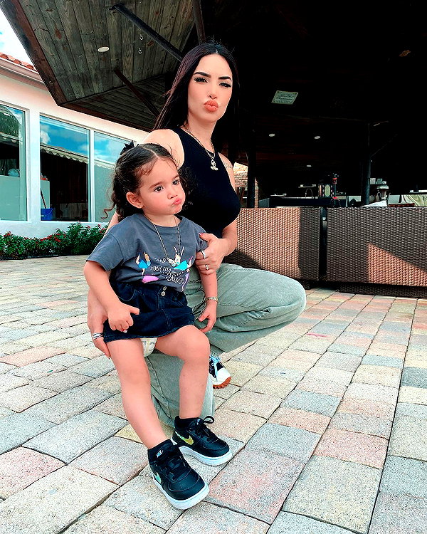 kimberly.loaiza instagram image archive image