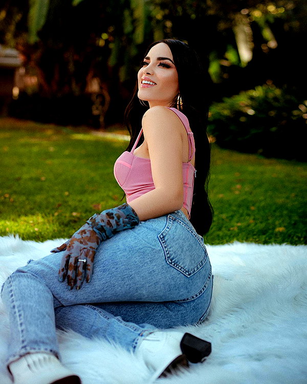 kimberly.loaiza instagram image archive image