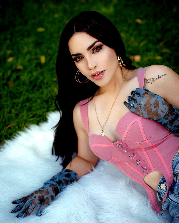 kimberly.loaiza instagram image archive image