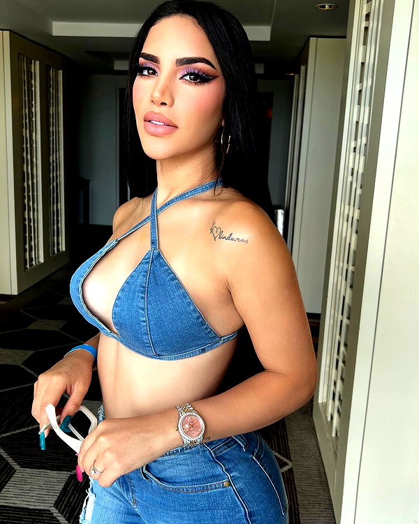 kimberly.loaiza instagram image archive image