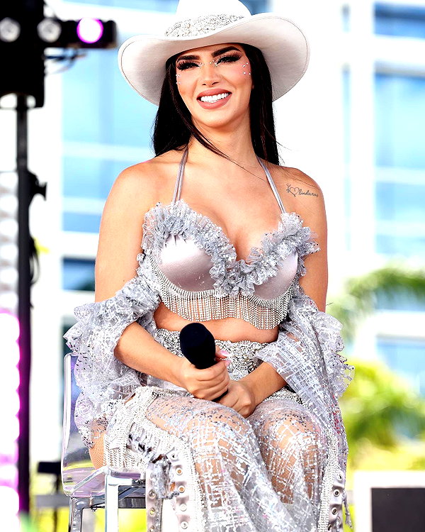 kimberly.loaiza instagram image archive image