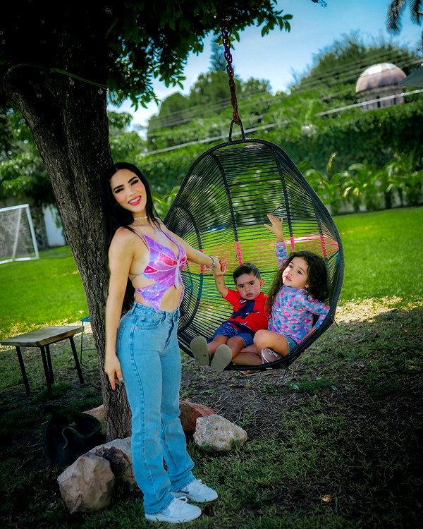 kimberly.loaiza instagram image archive image
