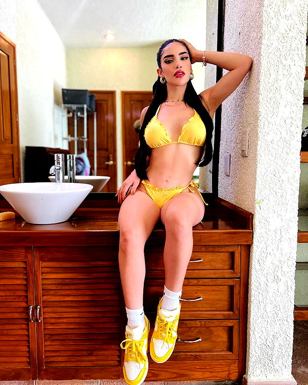 kimberly.loaiza instagram image archive image
