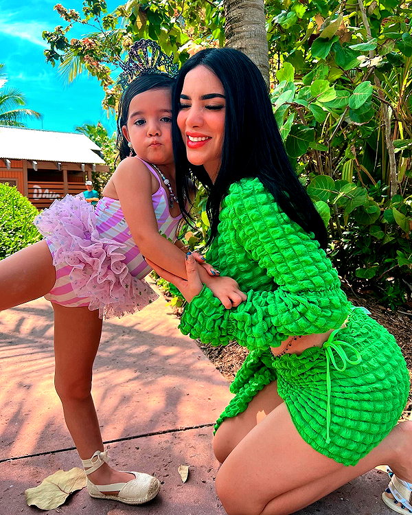 kimberly.loaiza instagram image archive image