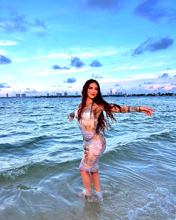 kimberly.loaiza instagram image archive image