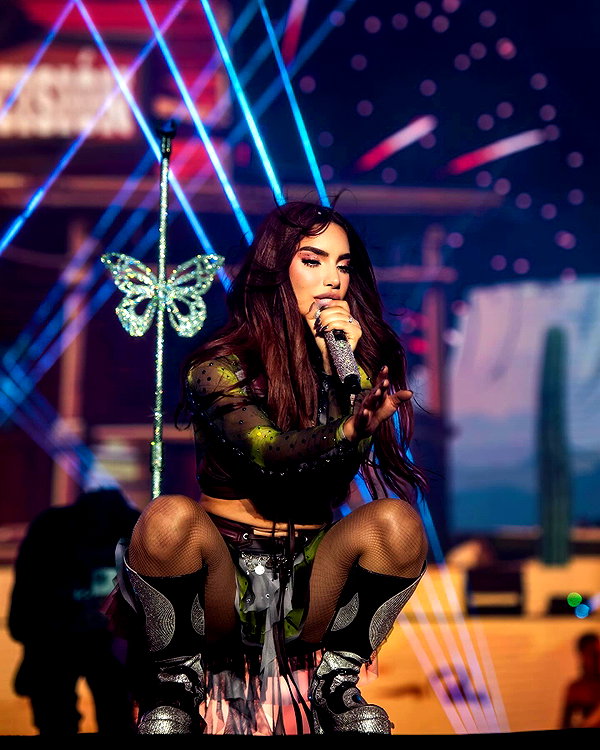 kimberly.loaiza instagram image archive image
