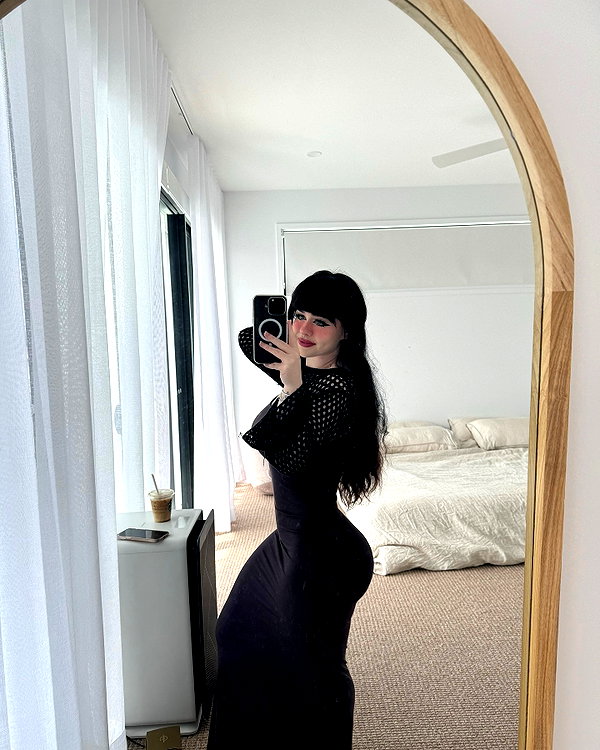 lara.roseb instagram image archive image