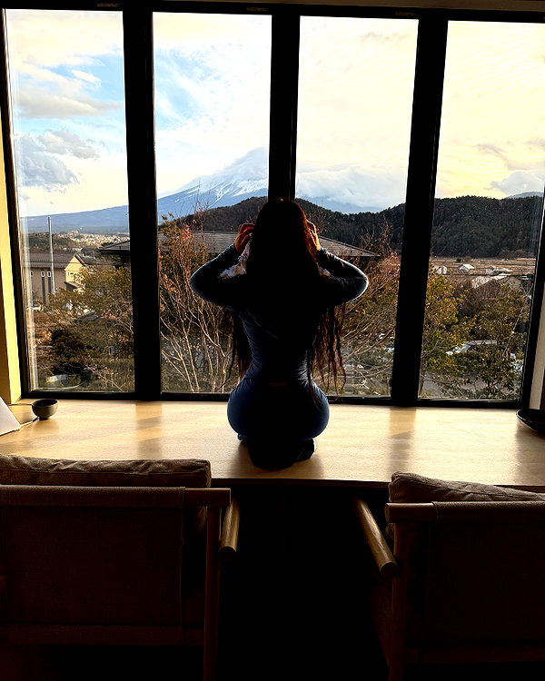 lara.roseb instagram image archive image