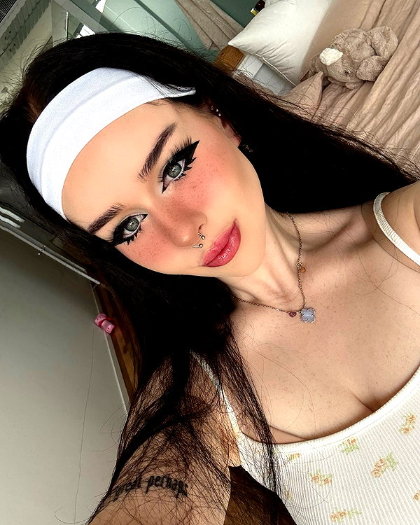 lara.roseb instagram image archive image