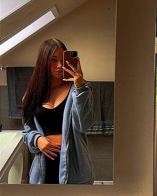 lea_61119 instagram image archive image