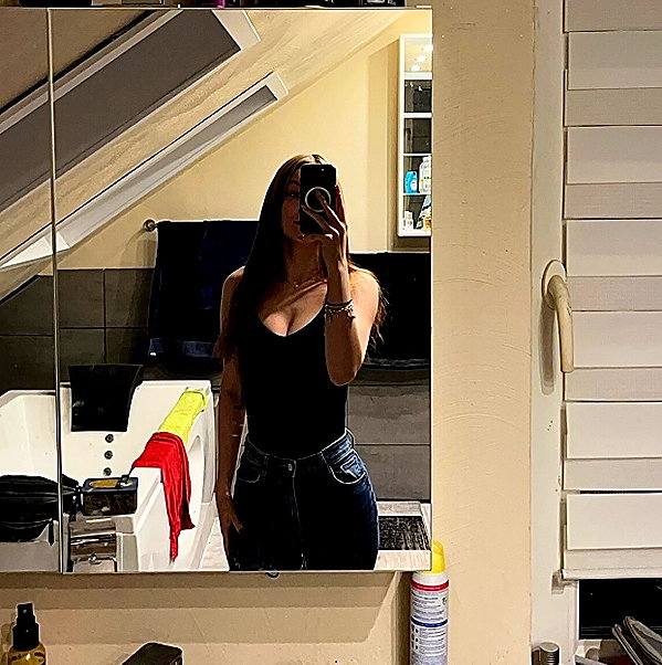 lea_61119 instagram image archive image